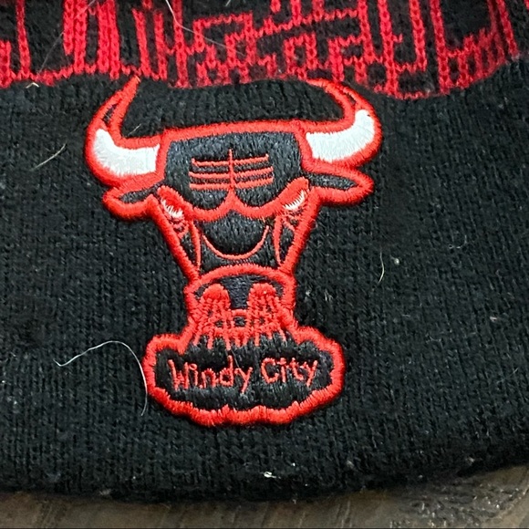 Vtg Chicago Bulls New Era Hardwood Classics Pom Beanie Windy City Jordan 23 NBA - Picture 2 of 7